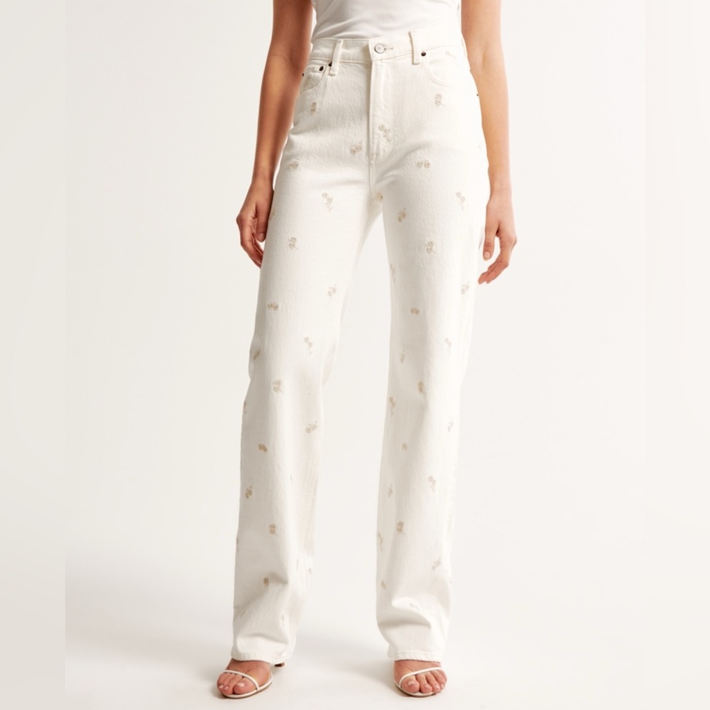NWT High Rise 90s Relaxed Jean - Abercrombie - Cream with embroidery